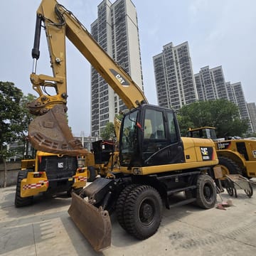 Escavadora de rodas Caterpillar M320D2 de 2017, vista dianteira a três quartos Escavadora de rodas Caterpillar M320D2 de 2017, vista dianteira a três quartos