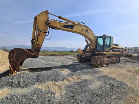 2001 Caterpillar 330BL crawler excavator, side profile view 2001 Caterpillar 330BL crawler excavator, side profile view