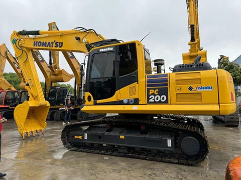 2024 Komatsu PC200-8 crawler excavator, side view 2024 Komatsu PC200-8 crawler excavator, side view
