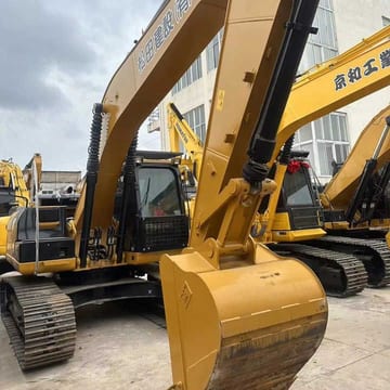 2016 Caterpillar 320D Raupenbagger, Frontansicht schräg von vorn 2016 Caterpillar 320D Raupenbagger, Frontansicht schräg von vorn