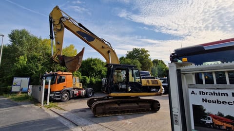 2007 Caterpillar 324D crawler excavator, side profile view 2007 Caterpillar 324D crawler excavator, side profile view