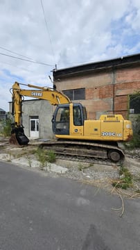 2005 John Deere 200C LC crawler excavator, side view 2005 John Deere 200C LC crawler excavator, side view