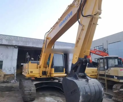 Koparka gąsienicowa Komatsu PC200-8 z 2018, widok z przodu pod kątem Koparka gąsienicowa Komatsu PC200-8 z 2018, widok z przodu pod kątem