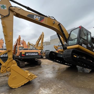 2016 Caterpillar 320D paletli ekskavatör, yandan profil görünümü 2016 Caterpillar 320D paletli ekskavatör, yandan profil görünümü