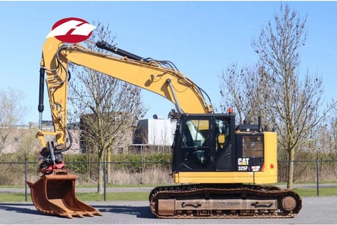 2018 Caterpillar 325F LCR crawler excavator side view 2018 Caterpillar 325F LCR crawler excavator side view