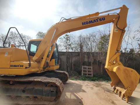 2016 Komatsu PC130-7 crawler excavator, side view 2016 Komatsu PC130-7 crawler excavator, side view