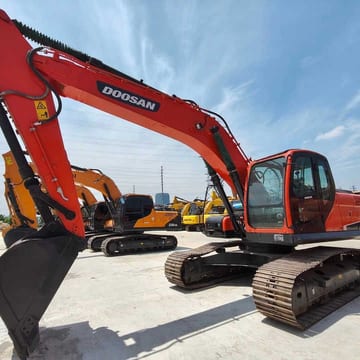 2020 Doosan DX225LC crawler excavator, side profile view 2020 Doosan DX225LC crawler excavator, side profile view