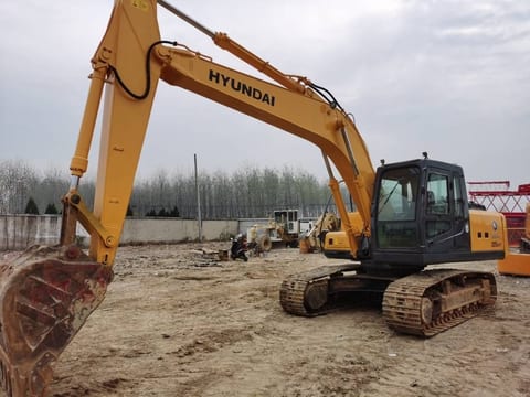 2022 Hyundai R225LC-7 crawler excavator, side view 2022 Hyundai R225LC-7 crawler excavator, side view