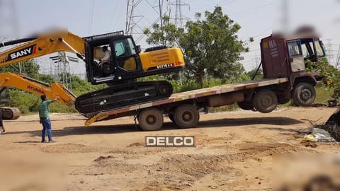 2026 Sany SY210 LC crawler excavator side view on a flatbed trailer 2026 Sany SY210 LC crawler excavator side view on a flatbed trailer