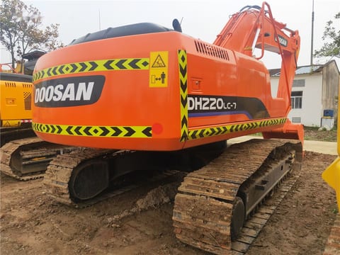 2020 Doosan DH220LC-7 crawler excavator rear view 2020 Doosan DH220LC-7 crawler excavator rear view