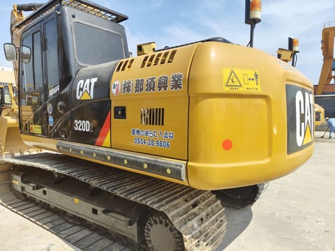 2025 Caterpillar 320D2 Raupenbagger Heckansicht schräg 2025 Caterpillar 320D2 Raupenbagger Heckansicht schräg