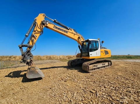 2016 Liebherr R922LC crawler excavator, side profile view 2016 Liebherr R922LC crawler excavator, side profile view