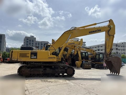 2016 Komatsu PC400-8 crawler excavator, side view 2016 Komatsu PC400-8 crawler excavator, side view