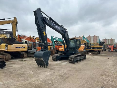 2024 Hyundai R225LC-9T crawler excavator, front three-quarter view 2024 Hyundai R225LC-9T crawler excavator, front three-quarter view