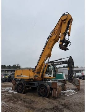 2005 Liebherr A934B HD material handler, side view 2005 Liebherr A934B HD material handler, side view