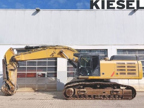 2019 Caterpillar 352F crawler excavator, side view 2019 Caterpillar 352F crawler excavator, side view