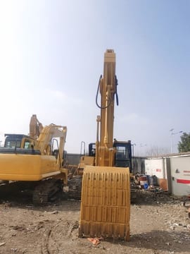 2020 Caterpillar 325BL crawler excavator, front view 2020 Caterpillar 325BL crawler excavator, front view