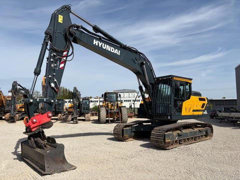 2022 Hyundai HX210AL crawler excavator side view 2022 Hyundai HX210AL crawler excavator side view
