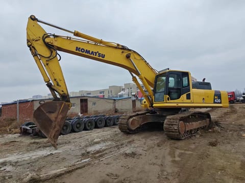 2022 Komatsu PC430-8 crawler excavator, side profile view 2022 Komatsu PC430-8 crawler excavator, side profile view