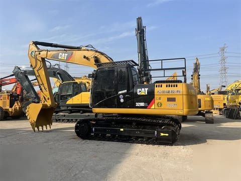 2018 Caterpillar 320D2L crawler excavator side view 2018 Caterpillar 320D2L crawler excavator side view