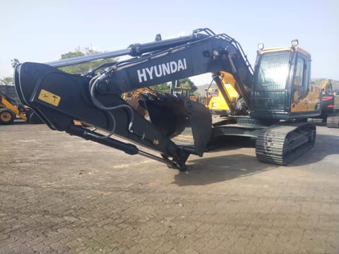 2025 Hyundai R210 crawler excavator, side profile view 2025 Hyundai R210 crawler excavator, side profile view