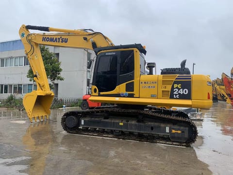 2021 Komatsu PC240LC crawler excavator side view 2021 Komatsu PC240LC crawler excavator side view