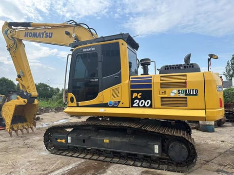 Escavatore cingolato Komatsu PC200-8 del 2023, vista laterale Escavatore cingolato Komatsu PC200-8 del 2023, vista laterale