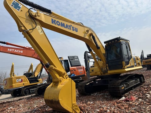 2023 Komatsu PC200-8 Raupenbagger, Frontansicht schräg von vorne 2023 Komatsu PC200-8 Raupenbagger, Frontansicht schräg von vorne