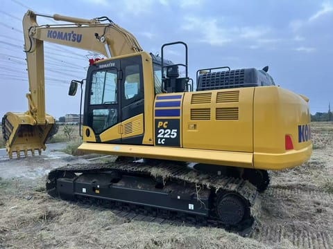 2025 Komatsu PC225LC-11MO crawler excavator, side view 2025 Komatsu PC225LC-11MO crawler excavator, side view