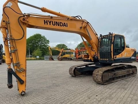 2011 Hyundai R250NLC-9 crawler excavator side view 2011 Hyundai R250NLC-9 crawler excavator side view