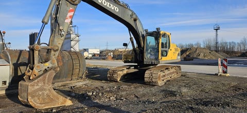 2006 Volvo EC210BLC crawler excavator side view 2006 Volvo EC210BLC crawler excavator side view