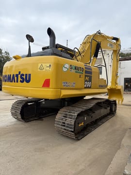 2023 Komatsu PC200-8 Raupenbagger, Dreiviertelansicht von hinten 2023 Komatsu PC200-8 Raupenbagger, Dreiviertelansicht von hinten