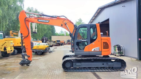 2018 Doosan DX140LCR-5 crawler excavator, side profile view 2018 Doosan DX140LCR-5 crawler excavator, side profile view