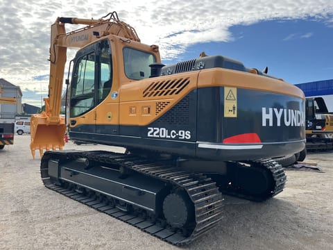 2024 Hyundai R220LC-9S crawler excavator, rear three-quarter view 2024 Hyundai R220LC-9S crawler excavator, rear three-quarter view