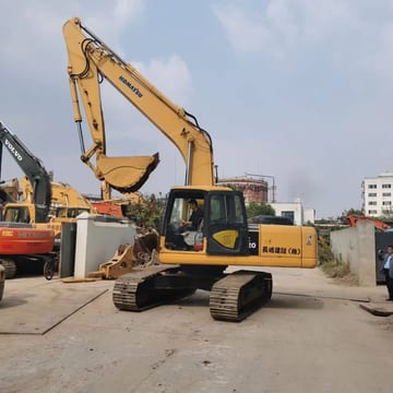 2018 Komatsu PC220-7 crawler excavator, side view 2018 Komatsu PC220-7 crawler excavator, side view