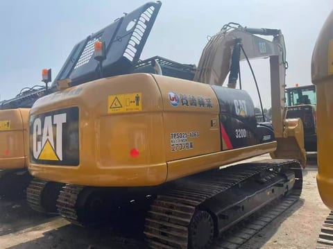 Pelle sur chenilles Caterpillar 320D 2025, vue arrière trois-quarts Pelle sur chenilles Caterpillar 320D 2025, vue arrière trois-quarts