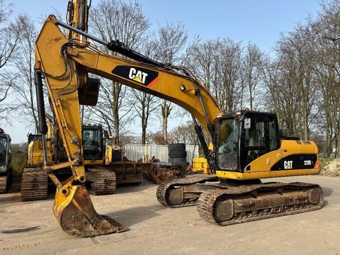 Escavatore cingolato Caterpillar 320DL del 2009, vista laterale Escavatore cingolato Caterpillar 320DL del 2009, vista laterale