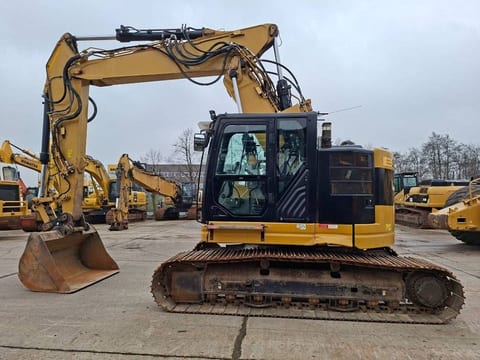 2016 Caterpillar 325FL crawler excavator side view 2016 Caterpillar 325FL crawler excavator side view