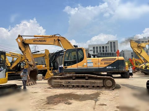 2014 Hyundai 305LC-9 crawler excavator side view 2014 Hyundai 305LC-9 crawler excavator side view