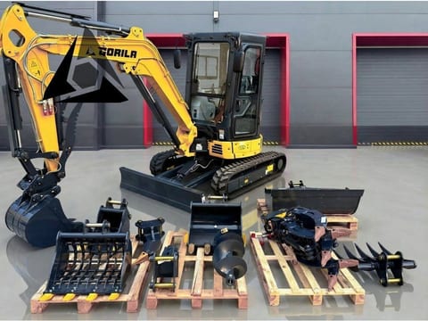 Gorila G40S I PRO CAB mini excavator with attachments Gorila G40S I PRO CAB mini excavator with attachments