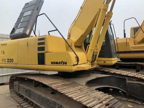 2007 Komatsu PC220-6 crawler excavator side view 2007 Komatsu PC220-6 crawler excavator side view