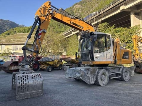 2019 Liebherr LH22 material handler, side view 2019 Liebherr LH22 material handler, side view