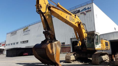 2001 Liebherr R954 B crawler excavator, front view 2001 Liebherr R954 B crawler excavator, front view