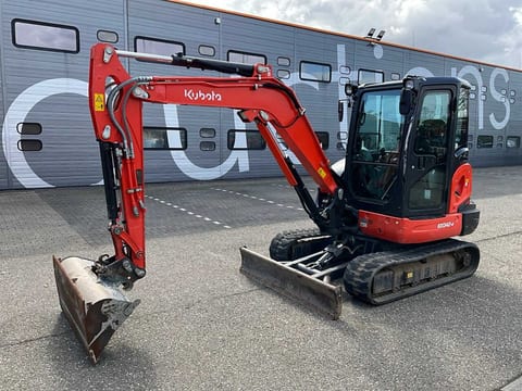 2018 Kubota KX042-4 mini excavator side view 2018 Kubota KX042-4 mini excavator side view