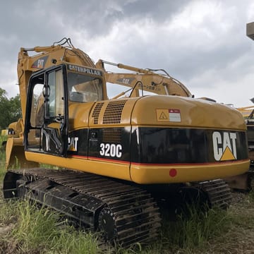 Caterpillar 320C paletli ekskavatör, arkadan üç çeyrek görünüm Caterpillar 320C paletli ekskavatör, arkadan üç çeyrek görünüm