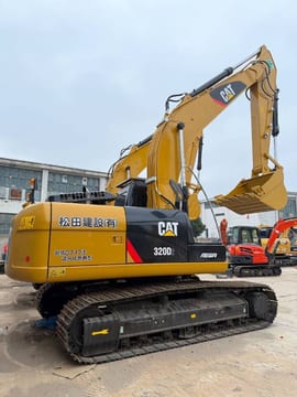 2025 Caterpillar 320D2 Raupenbagger, hintere Dreiviertelansicht