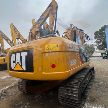 Escavatore cingolato Caterpillar 320DL del 2022, vista posteriore Escavatore cingolato Caterpillar 320DL del 2022, vista posteriore
