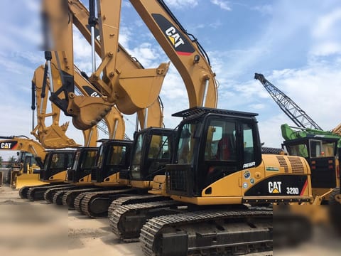 Escavatore cingolato Caterpillar 320D del 2018, vista laterale di più unità Escavatore cingolato Caterpillar 320D del 2018, vista laterale di più unità