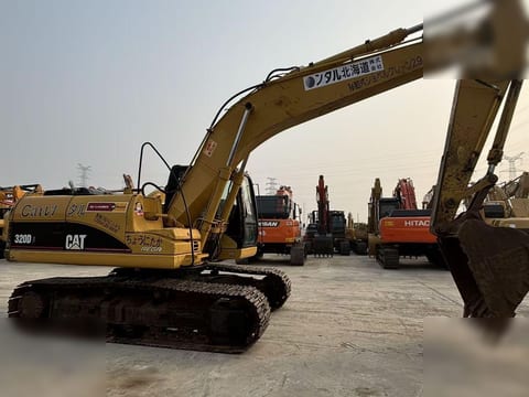 Excavator pe șenile Caterpillar 320D, 2018, vedere laterală Excavator pe șenile Caterpillar 320D, 2018, vedere laterală