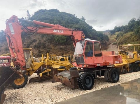1992 Atlas 1704 wheel excavator, front three-quarter view 1992 Atlas 1704 wheel excavator, front three-quarter view